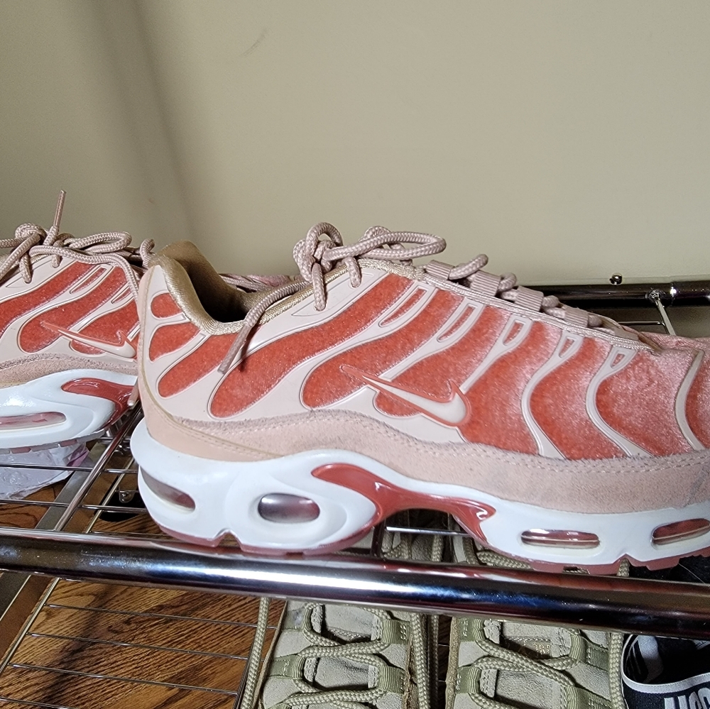 Worn twice NIKE AIR MAX PLUS in  Dusty Peach